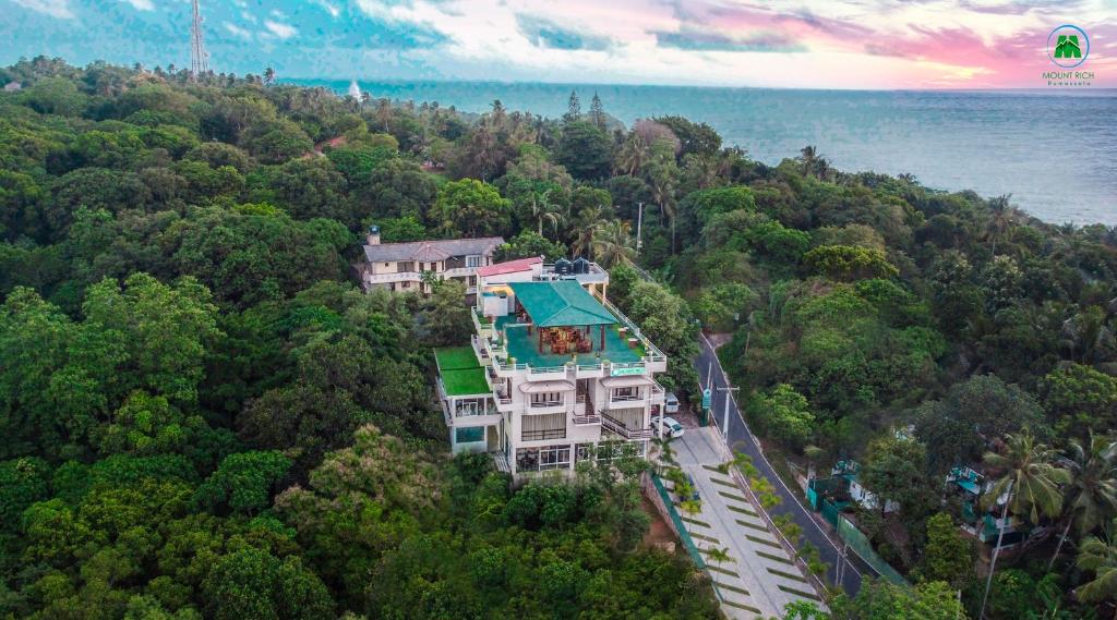 ウナワトゥナにあるMount Rich Rumassalaの丘の上の家屋