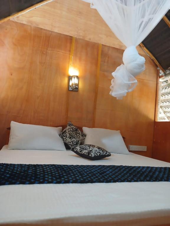 Postel nebo postele na pokoji v ubytování Pidurangala View Treehouse