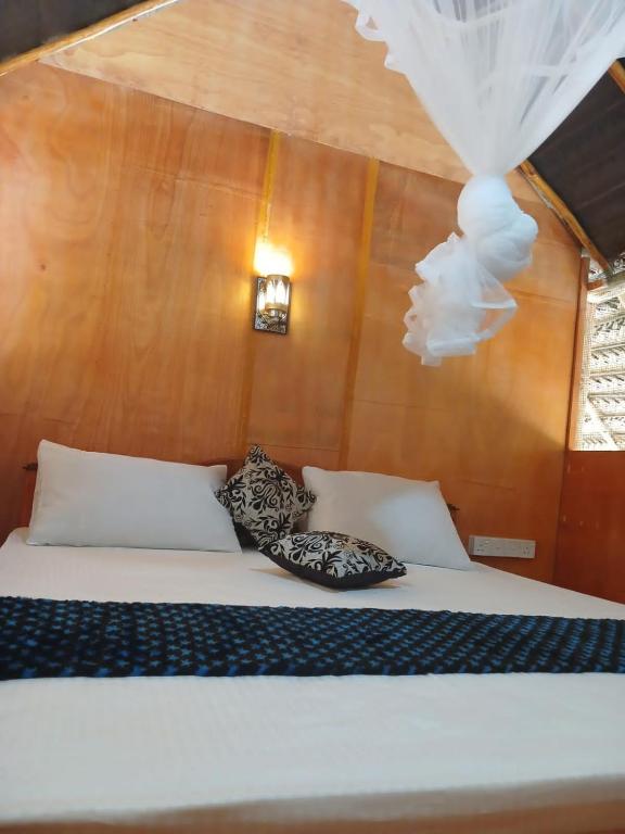 Postel nebo postele na pokoji v ubytování Pidurangala View Treehouse