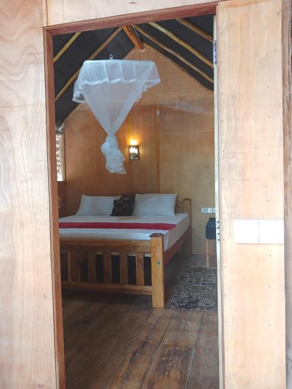Postel nebo postele na pokoji v ubytování Pidurangala View Treehouse