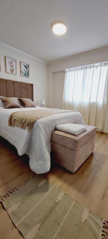 sypialnia z dużym łóżkiem i oknem w obiekcie Moderno departamento de 03 habitaciones w mieście Lima