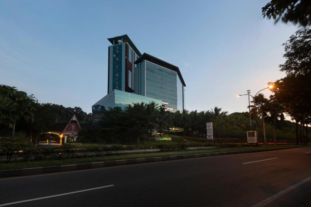 un gran edificio al lado de una carretera en Panbil Residence Serviced Apartment, en Batam Centre