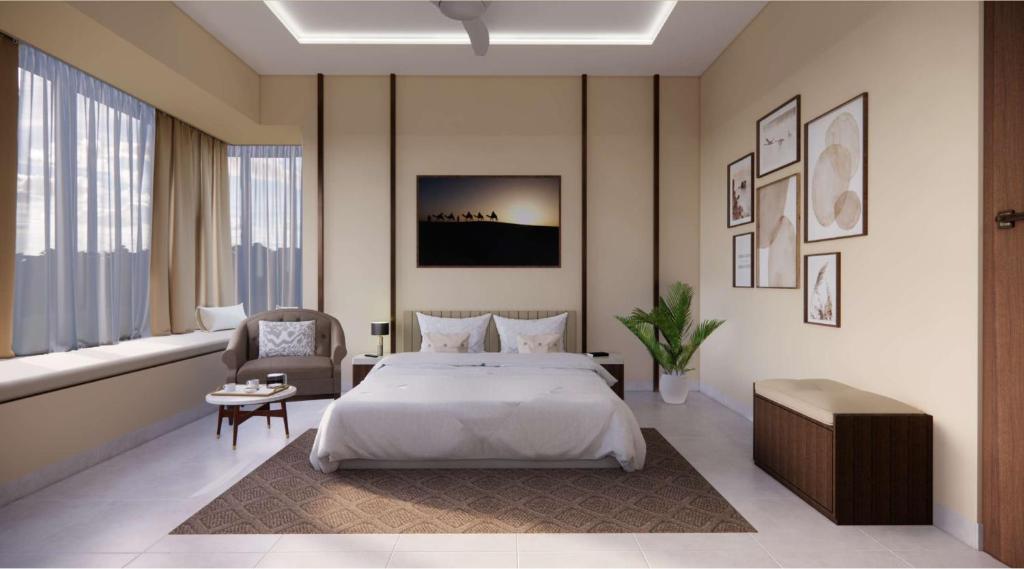 Vrishi Inn في بانغالور: غرفة نوم بسرير كنج وكرسي