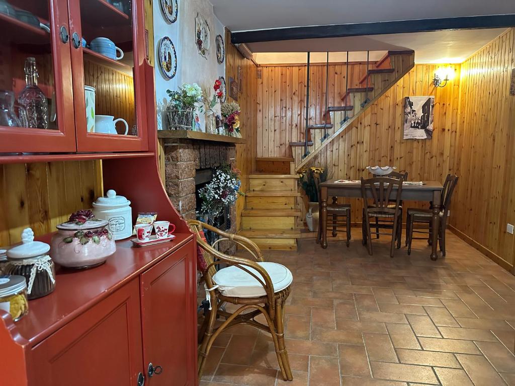 eine Küche und ein Esszimmer mit einem Tisch und Stühlen in der Unterkunft LA GROTTA in Subiaco