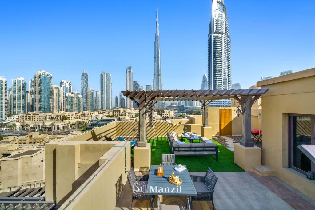 Fotografie z fotogalerie ubytování Manzil - Cozy 2BR Penthouse with Private Terrace and Full Burj View in Downtown v Dubaji