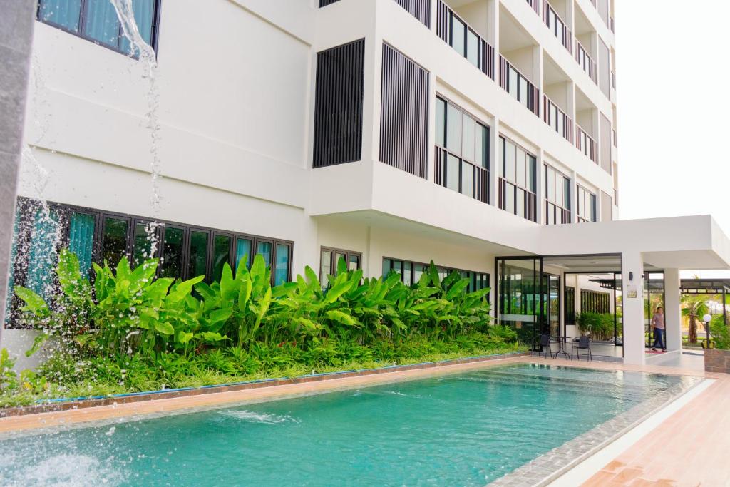 Bazén v ubytování Mountain&Sea Hotel Prachuap nebo v jeho okolí