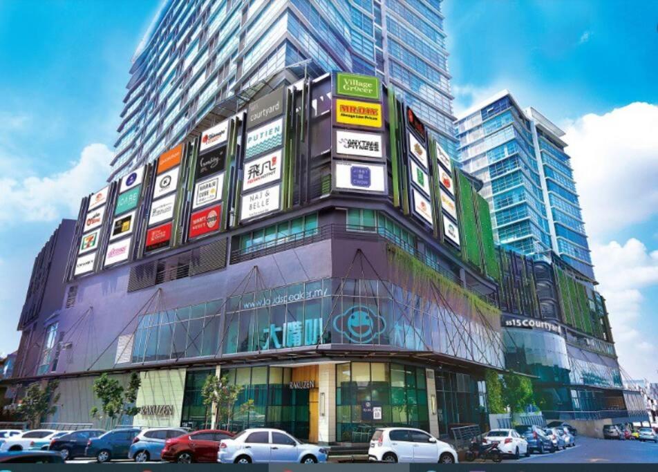 ein großes Gebäude mit davor geparkt in der Unterkunft Studio 2-4pax/2mins LRT/Netflix/YSW Homes in Subang Jaya