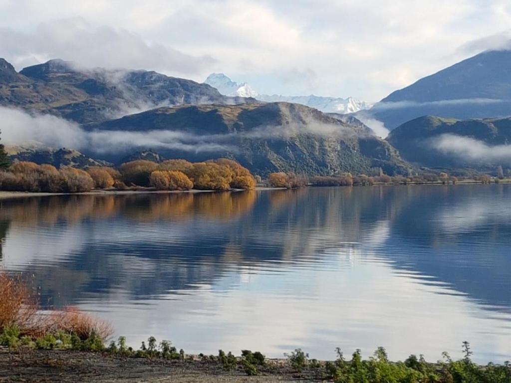 vistas a un lago con montañas en el fondo en Hampshire Holiday Park - Glendhu Bay en Wanaka