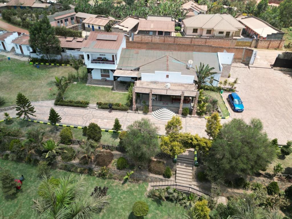 una vista aérea de una casa con patio en Riverside Resort Hotel Kabale en Kabale