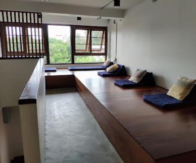 Zimmer mit Sofas in einem Zimmer mit Fenstern in der Unterkunft Baan Heart Thai in Chiang Mai