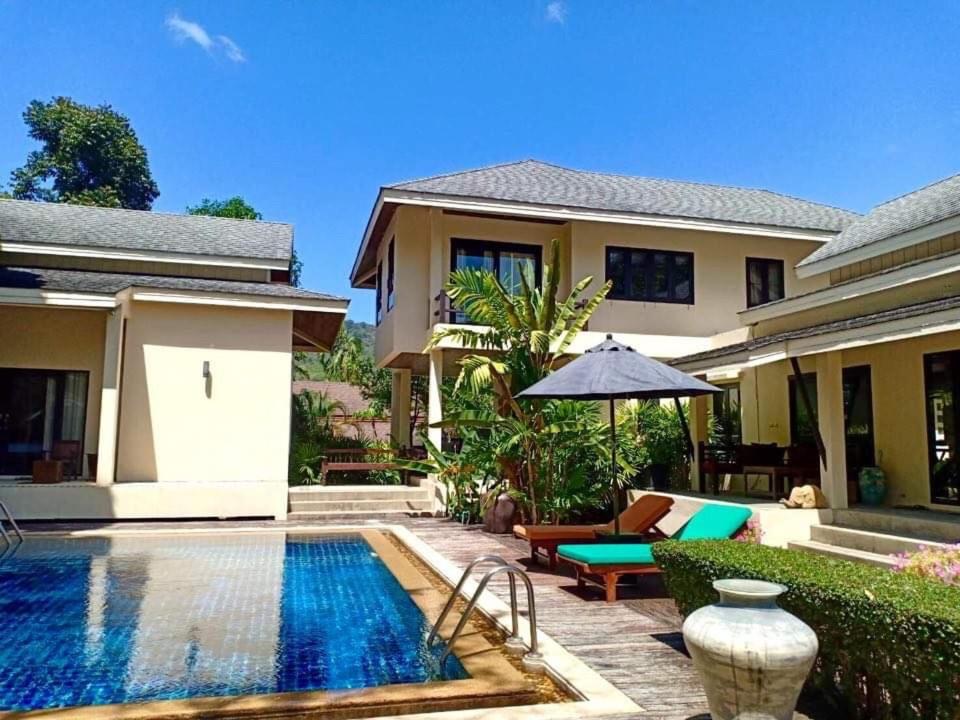 Bazén v ubytování Pool Villa Phuchaofa@Phuket nebo v jeho okolí