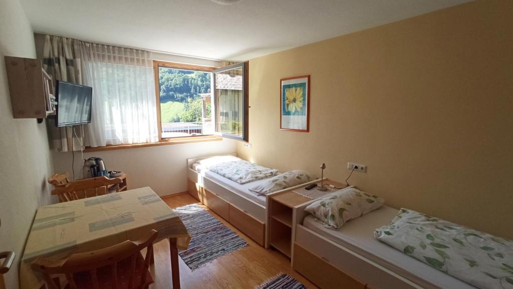Postel nebo postele na pokoji v ubytování Gästehaus Lutz