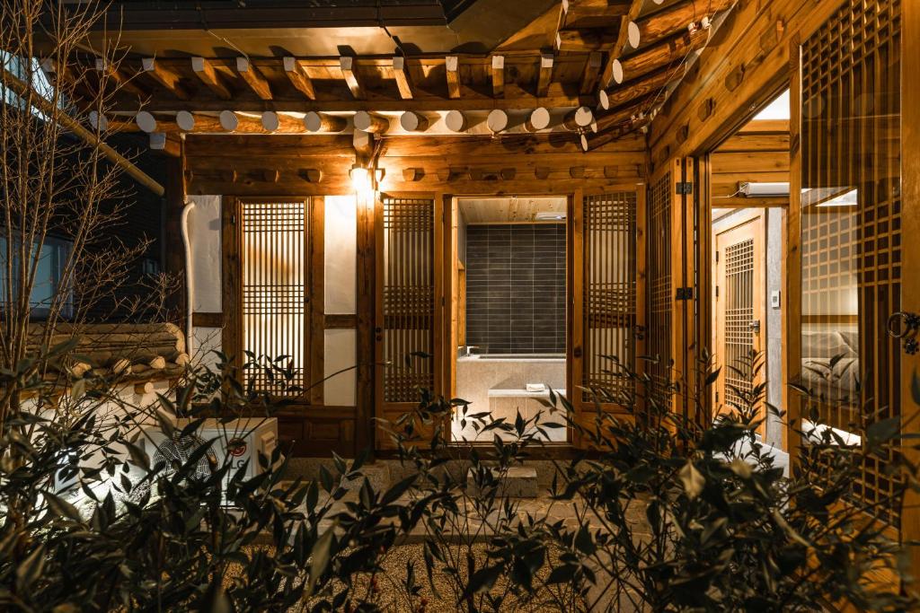 Suitetrails - Luxury Hanok with private bathtub - Dongyoungjae Annex