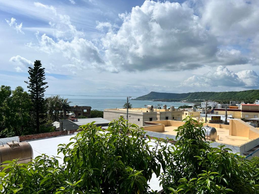 vista sull'oceano dal tetto di un edificio di The South-Sunset a Città Vecchia di Hengchun