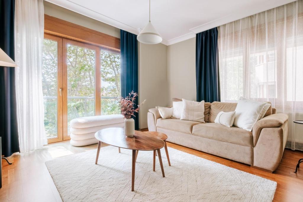 sala de estar con sofá y mesa en Stylish Retreat w Balcony 2 min to Bagdat Ave, en Estambul