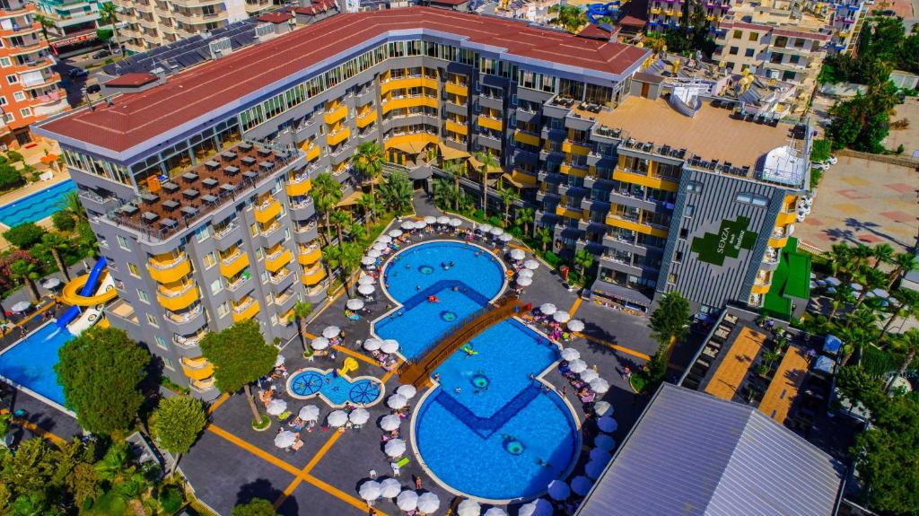 una vista aérea de un edificio con piscina en Senza Grand Santana Hotel - Ultra All Inclusive, en Mahmutlar