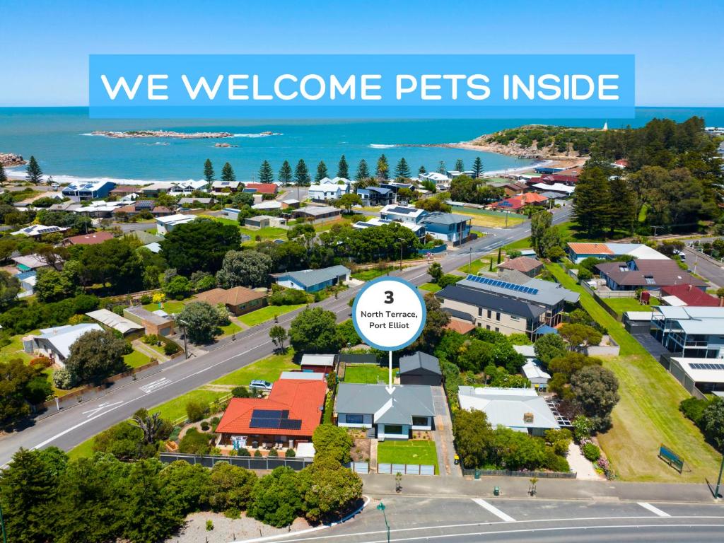 una imagen de un suburbio con las palabras que damos la bienvenida a las mascotas dentro en Just Renovated in the Heart of Pt Elliot, en Port Elliot