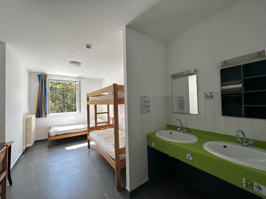 Łóżko lub łóżka w pokoju w obiekcie Auberge de jeunesse HI Poitiers