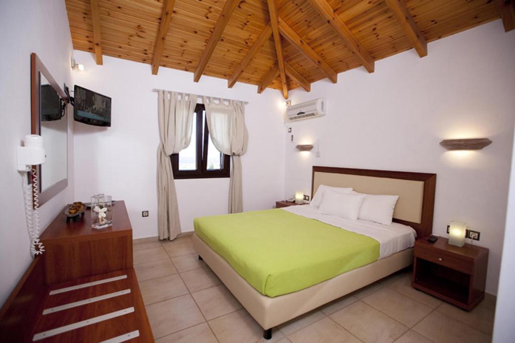 Postel nebo postele na pokoji v ubytování Berdoussis Hotel