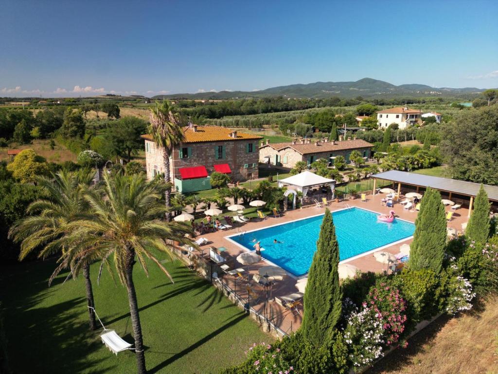 - une vue aérienne sur un complexe avec une piscine dans l'établissement Podere Gli Olmi, à Cecina