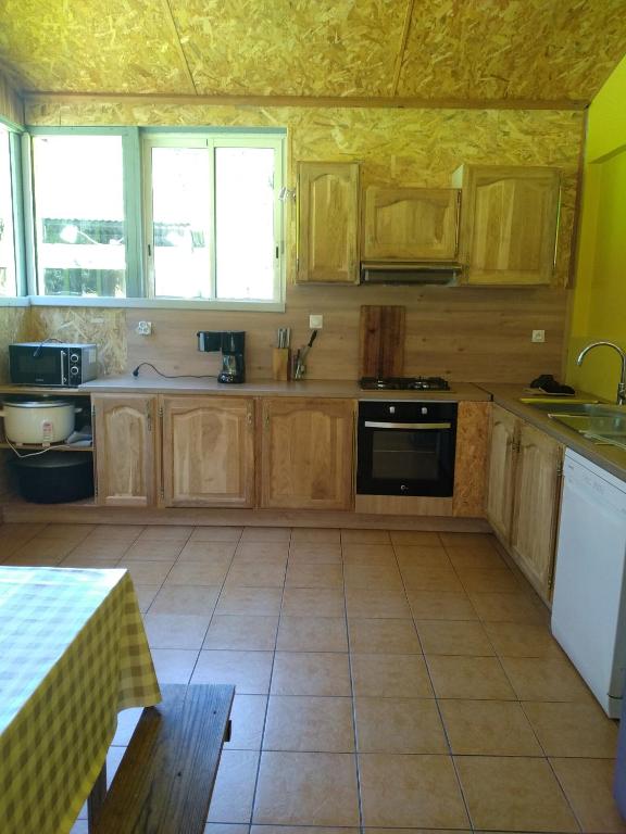 Kuchyň nebo kuchyňský kout v ubytování OLATIKA - gîte des cascades