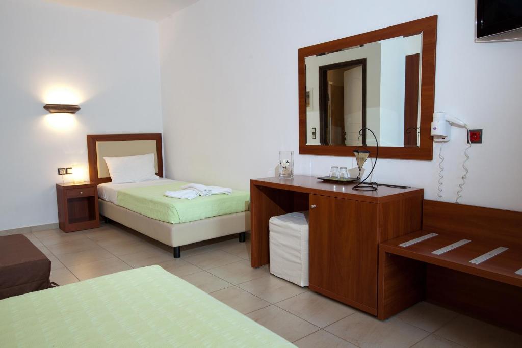 Postel nebo postele na pokoji v ubytování Berdoussis Hotel