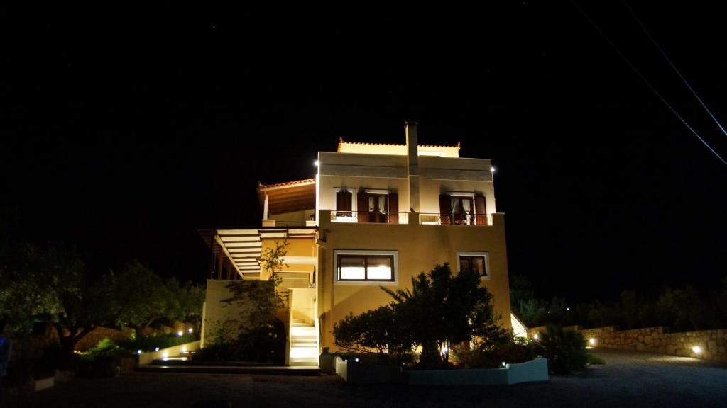 um edifício alto à noite com luzes acesas em Berdoussis Hotel em Elafonisos