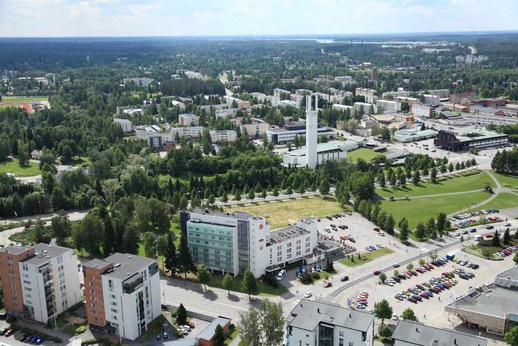 セイナヨキにあるOriginal Sokos Hotel Lakeus Seinäjokiの建物や木々が立ち並ぶ街並み