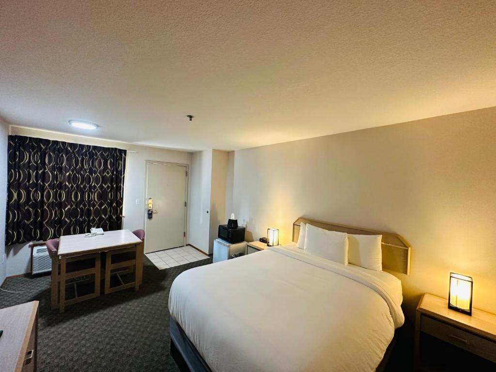Postel nebo postele na pokoji v ubytování Timberland Inn & Suites