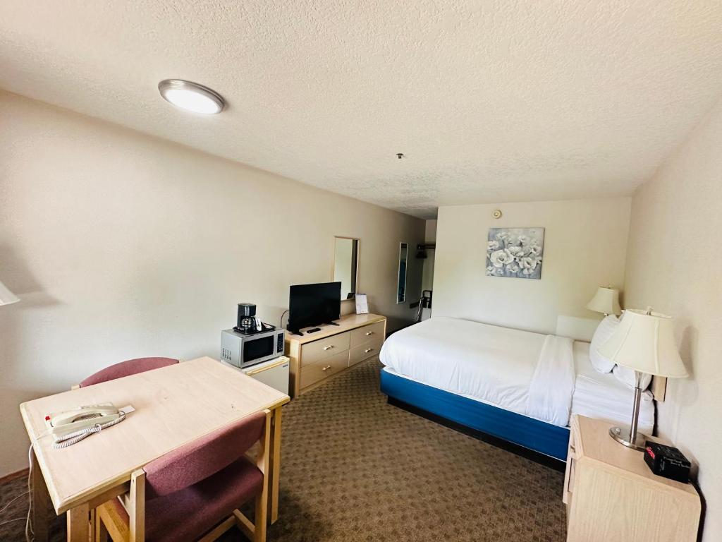 Postel nebo postele na pokoji v ubytování Timberland Inn & Suites