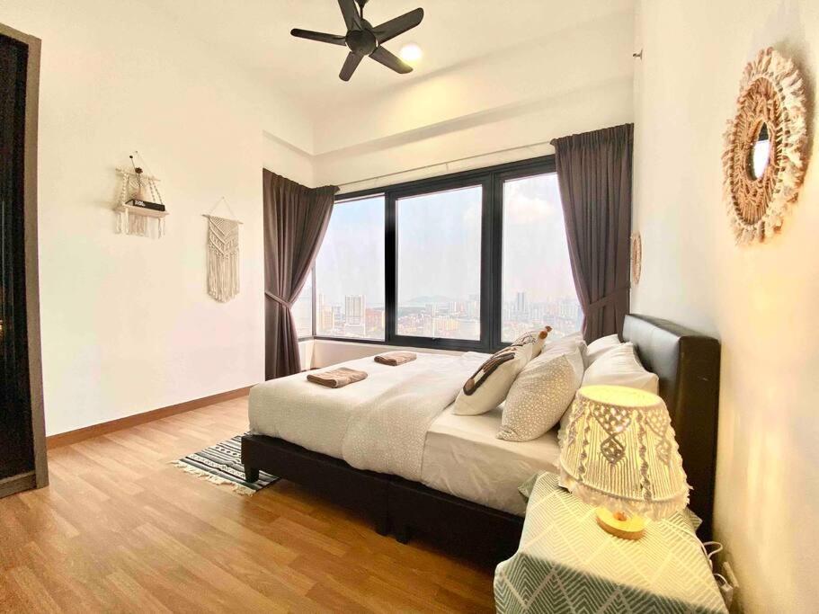 Postel nebo postele na pokoji v ubytování Tropicana 218 Macalister #Top Floor #WideAngleViews #InfinityPool #Georgetown #8pax #3BR 2bath #2Queen 4Single #Near island hospital #Quality well maintained #Private host