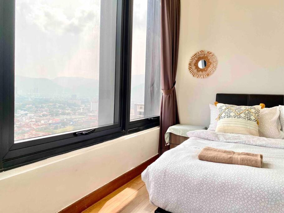 Postel nebo postele na pokoji v ubytování Tropicana 218 Macalister #Top Floor #WideAngleViews #InfinityPool #Georgetown #8pax #3BR 2bath #2Queen 4Single #Near island hospital #Quality well maintained #Private host