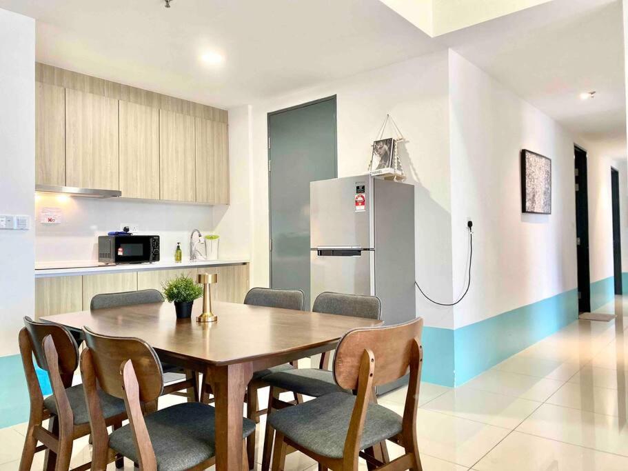 Kuchyň nebo kuchyňský kout v ubytování Tropicana 218 Macalister #Top Floor #WideAngleViews #InfinityPool #Georgetown #8pax #3BR 2bath #2Queen 4Single #Near island hospital #Quality well maintained #Private host