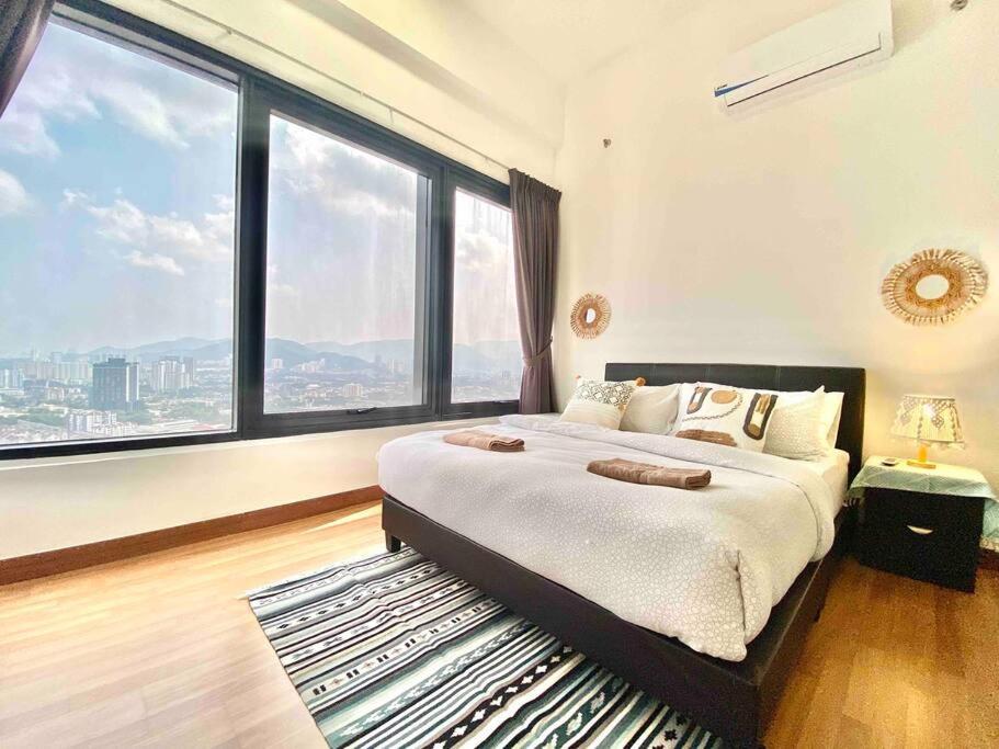 Postel nebo postele na pokoji v ubytování Tropicana 218 Macalister #Top Floor #WideAngleViews #InfinityPool #Georgetown #8pax #3BR 2bath #2Queen 4Single #Near island hospital #Quality well maintained #Private host