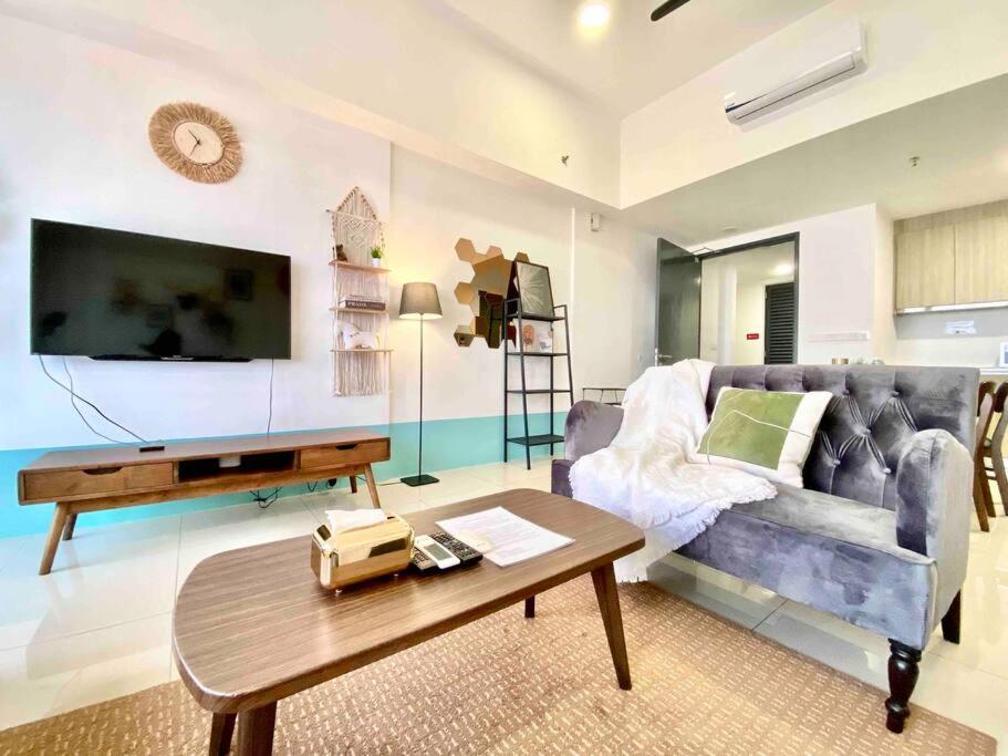TV a/nebo společenská místnost v ubytování Tropicana 218 Macalister #Top Floor #WideAngleViews #InfinityPool #Georgetown #8pax #3BR 2bath #2Queen 4Single #Near island hospital #Quality well maintained #Private host