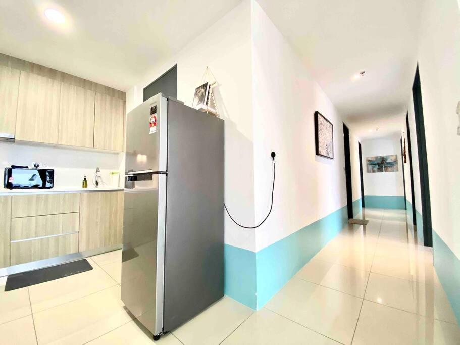 Kuchyň nebo kuchyňský kout v ubytování Tropicana 218 Macalister #Top Floor #WideAngleViews #InfinityPool #Georgetown #8pax #3BR 2bath #2Queen 4Single #Near island hospital #Quality well maintained #Private host