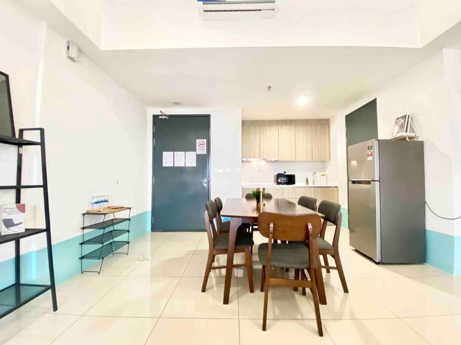 Kuchyň nebo kuchyňský kout v ubytování Tropicana 218 Macalister #Top Floor #WideAngleViews #InfinityPool #Georgetown #8pax #3BR 2bath #2Queen 4Single #Near island hospital #Quality well maintained #Private host
