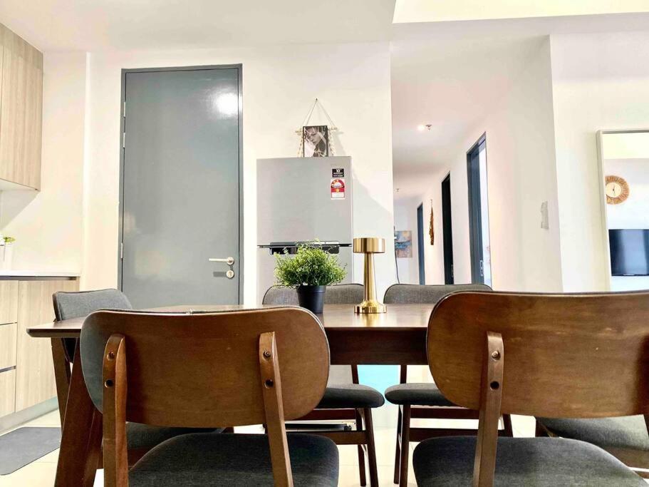 Posezení v ubytování Tropicana 218 Macalister #Top Floor #WideAngleViews #InfinityPool #Georgetown #8pax #3BR 2bath #2Queen 4Single #Near island hospital #Quality well maintained #Private host
