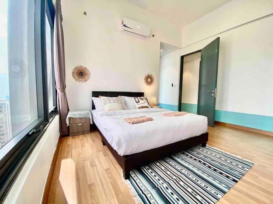Postel nebo postele na pokoji v ubytování Tropicana 218 Macalister #Top Floor #WideAngleViews #InfinityPool #Georgetown #8pax #3BR 2bath #2Queen 4Single #Near island hospital #Quality well maintained #Private host