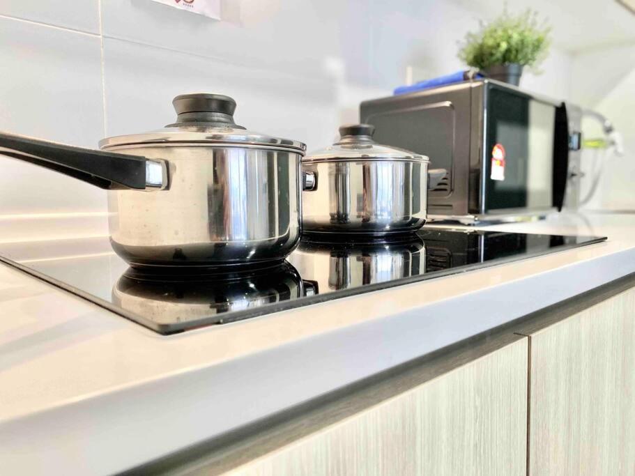 Kuchyň nebo kuchyňský kout v ubytování Tropicana 218 Macalister #Top Floor #WideAngleViews #InfinityPool #Georgetown #8pax #3BR 2bath #2Queen 4Single #Near island hospital #Quality well maintained #Private host