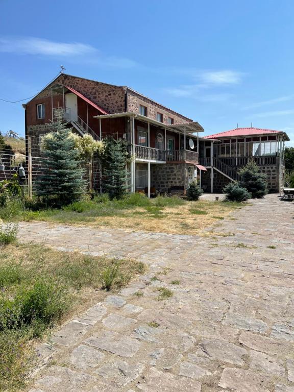 ein altes Backsteinhaus mit großem Hof in der Unterkunft Zoratc QARER in Sisian