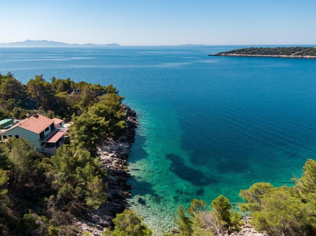 una vista aérea de una casa en la orilla de un cuerpo de agua en Holiday Home Melanie, en Blato