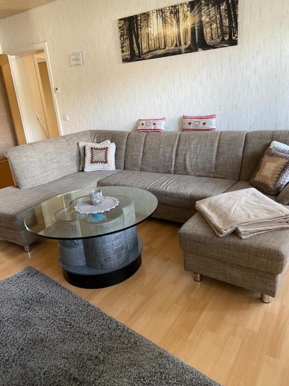 ein Wohnzimmer mit einem Sofa und einem Couchtisch in der Unterkunft Gemütliche Ferienwohnung in Remscheid