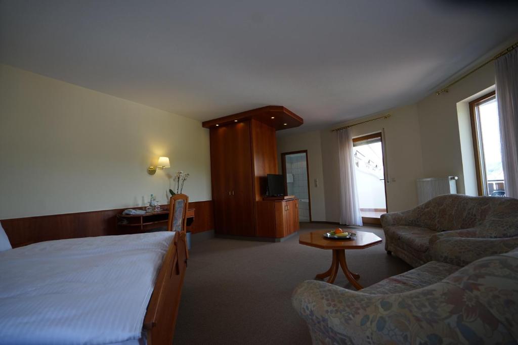 Postel nebo postele na pokoji v ubytování Hotel Lorösch