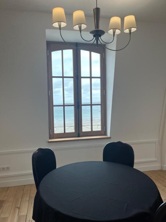 Posezení v ubytování Le Royal XIX Dinard vue mer luxe