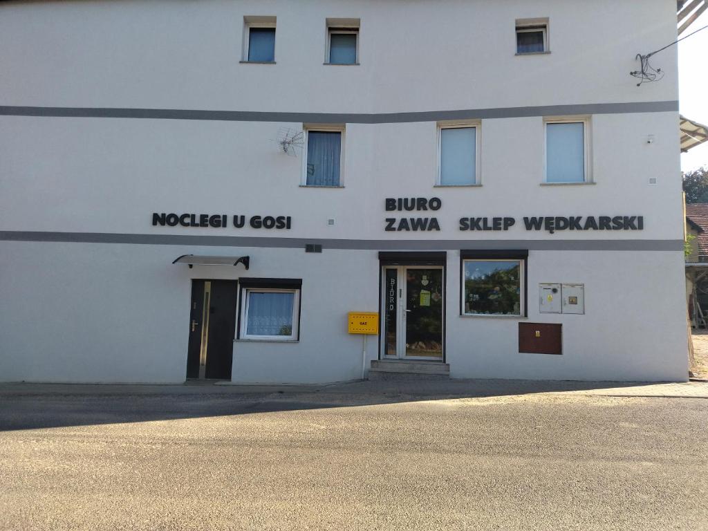 un bâtiment blanc avec l'entrée d'une clinique dans l'établissement Noclegi u Gosi, à Jelenia Góra