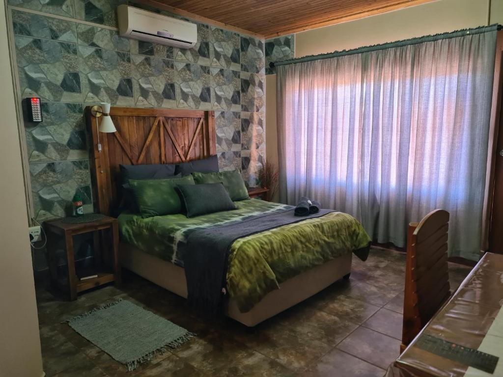 Postel nebo postele na pokoji v ubytování Kalahari Rockface Guesthouse