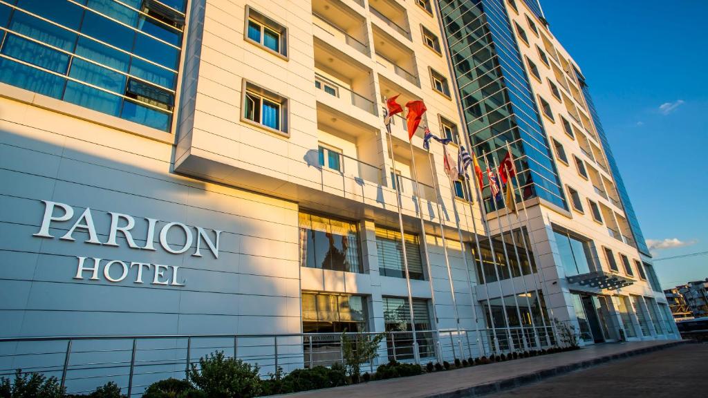 un edificio con el nombre de un hotel en Parion Hotel, en Canakkale