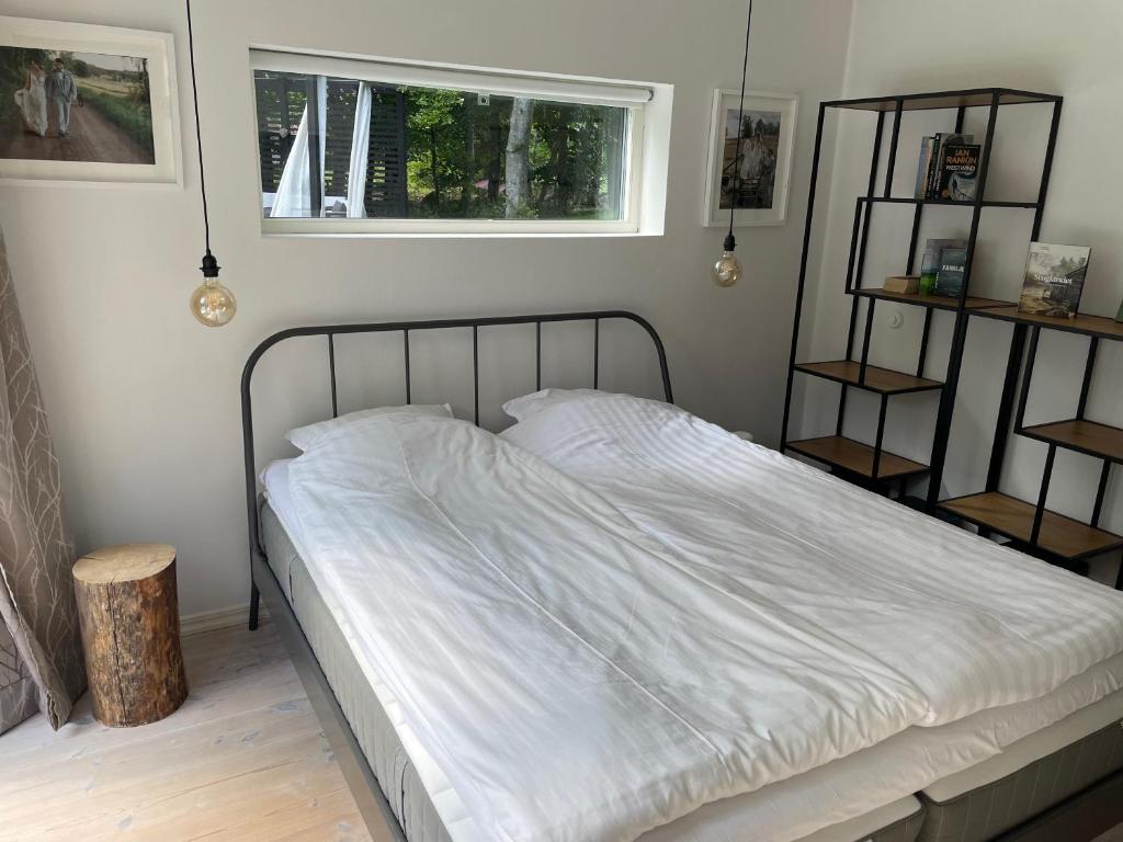 Postel nebo postele na pokoji v ubytování Bokis - Modern Forest Cottage