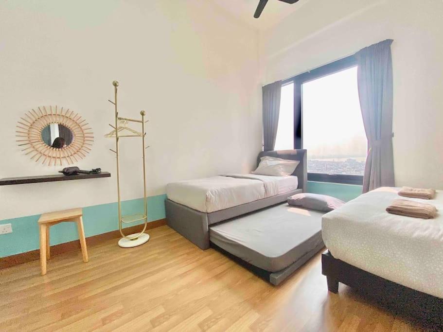 Postel nebo postele na pokoji v ubytování Tropicana 218 Macalister #Top Floor #WideAngleViews #InfinityPool #Georgetown #8pax #3BR 2bath #2Queen 4Single #Near island hospital #Quality well maintained #Private host